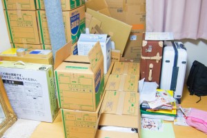 段ボール　部屋　スーツケース