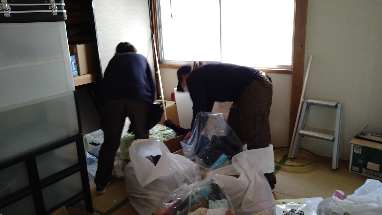 女性2人が仕分け作業をしている様子